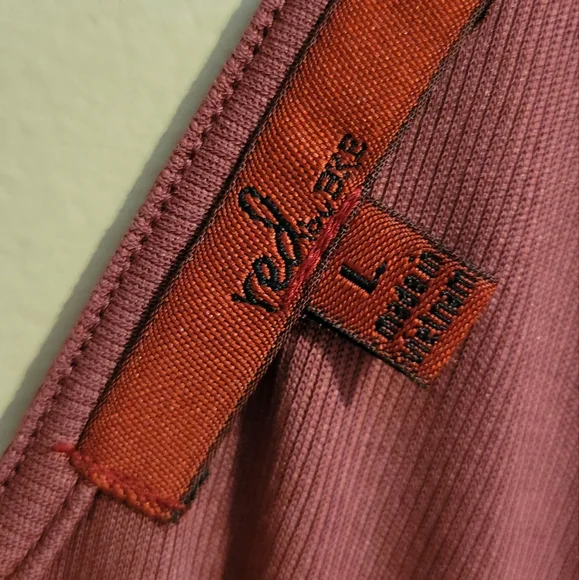 Elegant Buckle Short Sleeve Tee - Picture 4 of 5